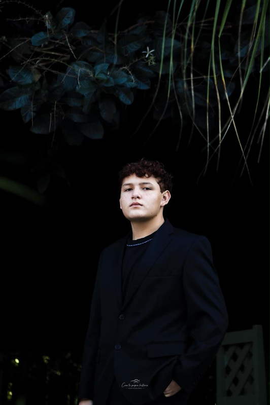 Rafael con atuendo formal negro