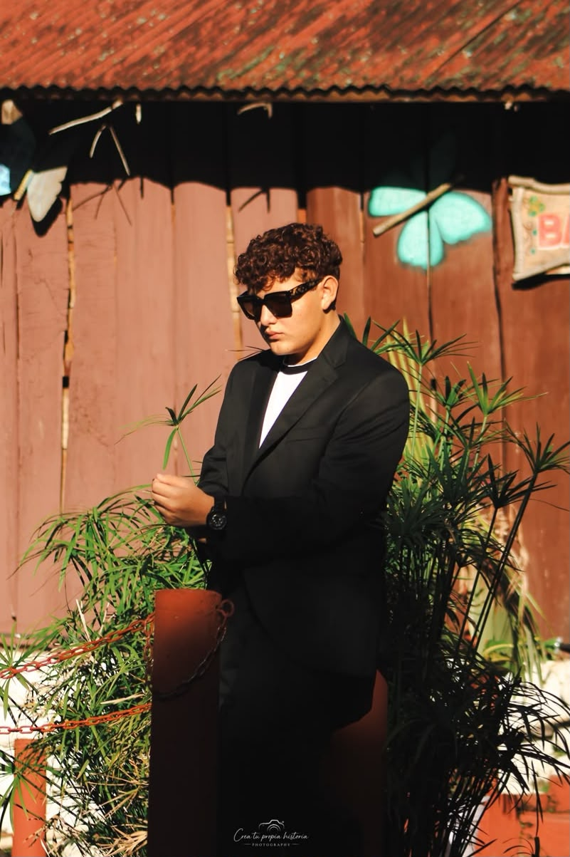 Rafael con lentes y traje negro