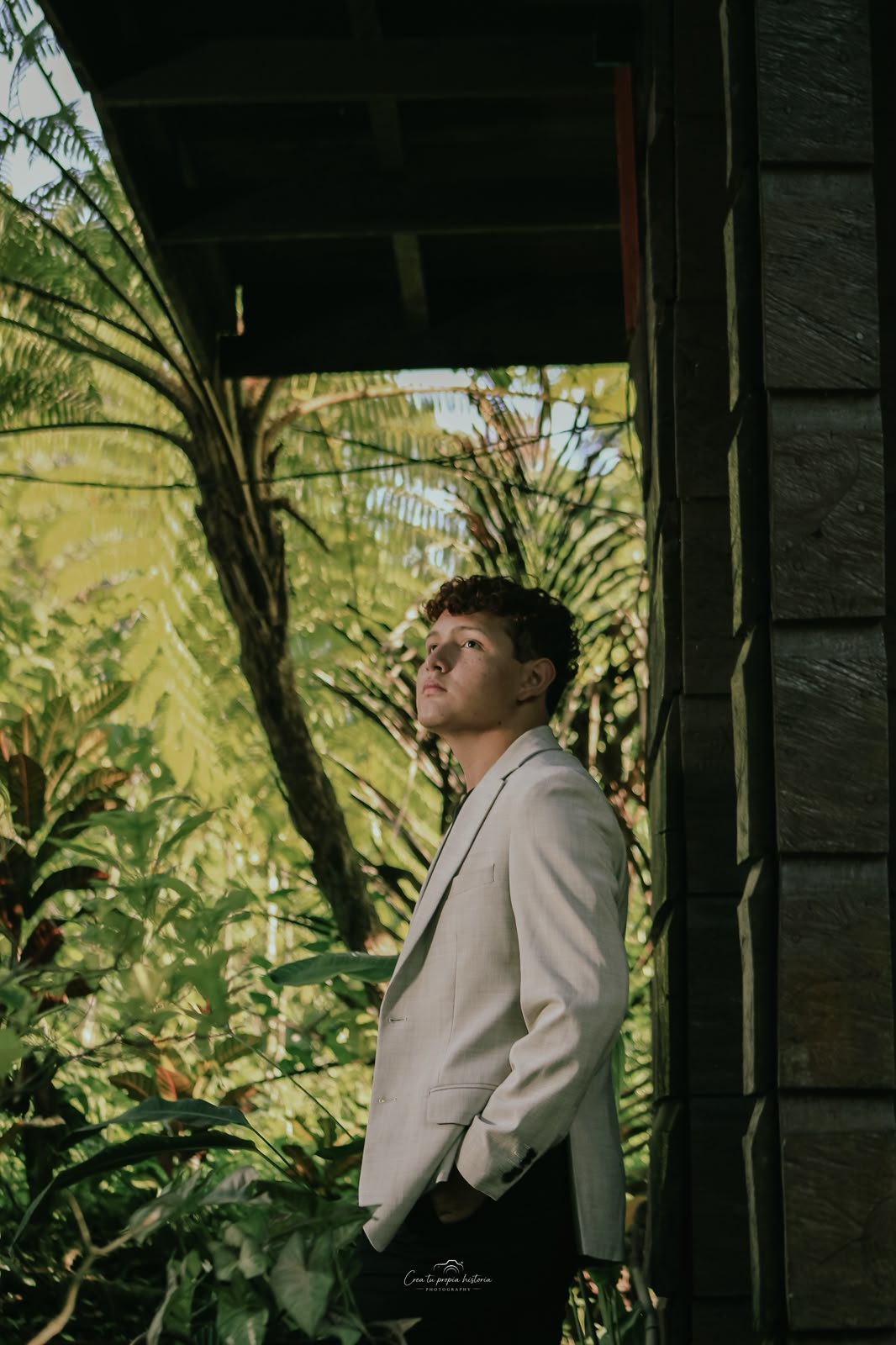 Rafael con traje beige entre la vegetación