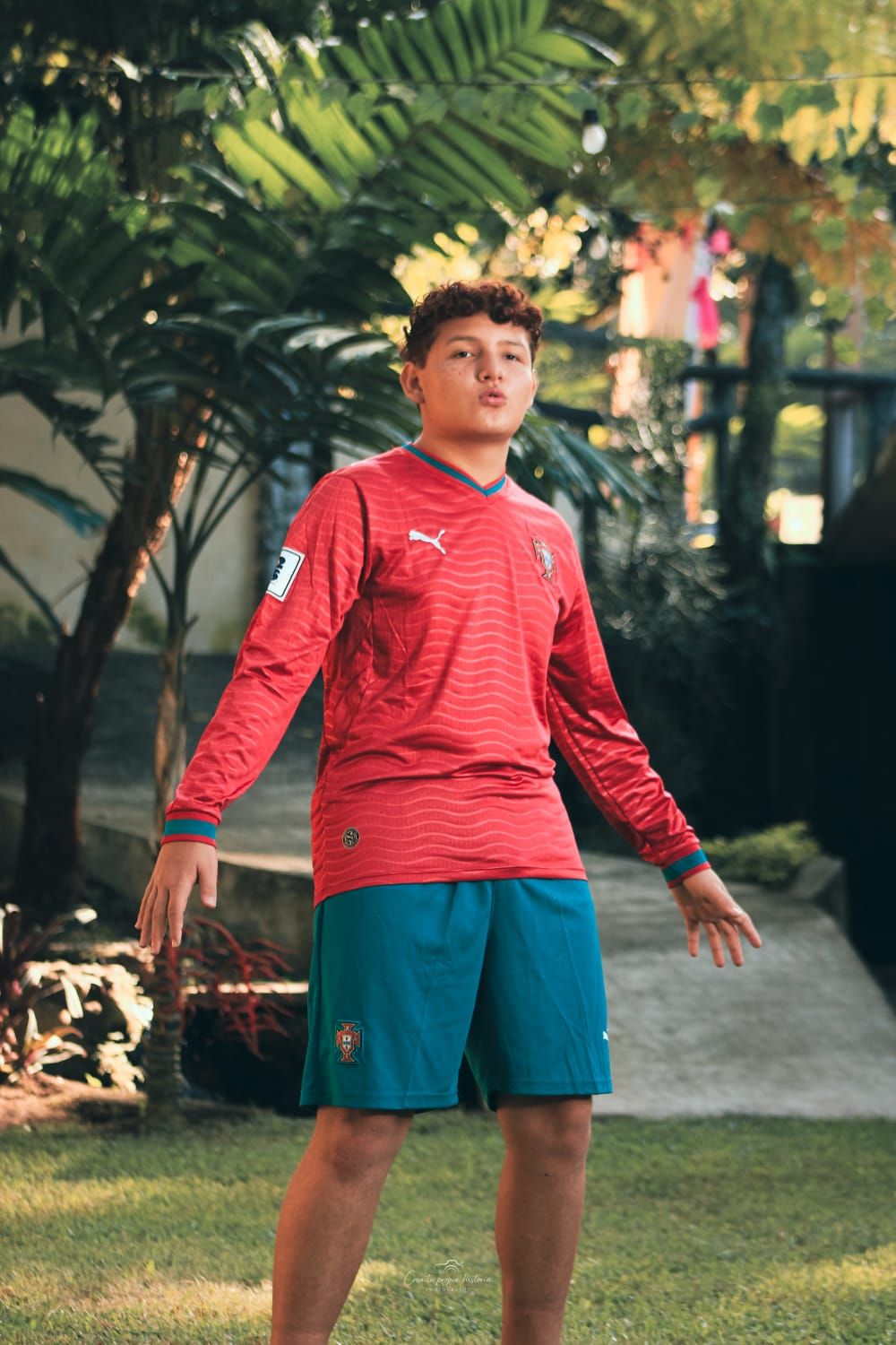 Rafael con uniforme deportivo rojo
